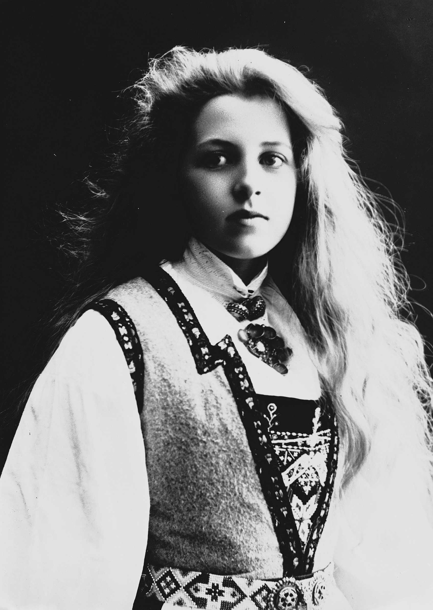 Solveig Lund, Studioportrett av kvinne i drakt med slett hår.