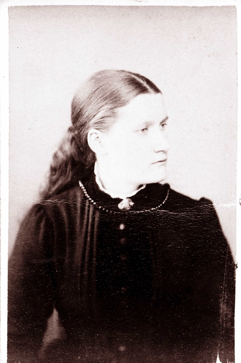 Rachel Haarseth, Portrett av en kvinne, klær.