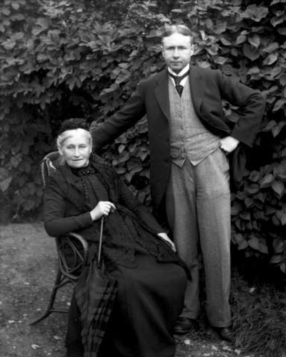 Gustav Borgen, Portrett, Svartskog, (Roald Amundsens Uranienborg) Oppegård kommune, Akershus, mor og sønn, Nils Ytteborg, Susanna Ytteborg, landsted.