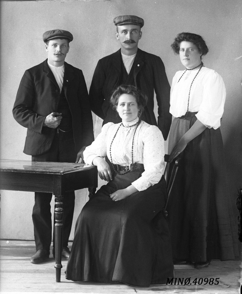 Oscar Holte, Portrett av to menn og to kvinner. Sittende: Tora Øyen (9.10.1892-1951). Jørgen Morken (født. 16.3.1864)