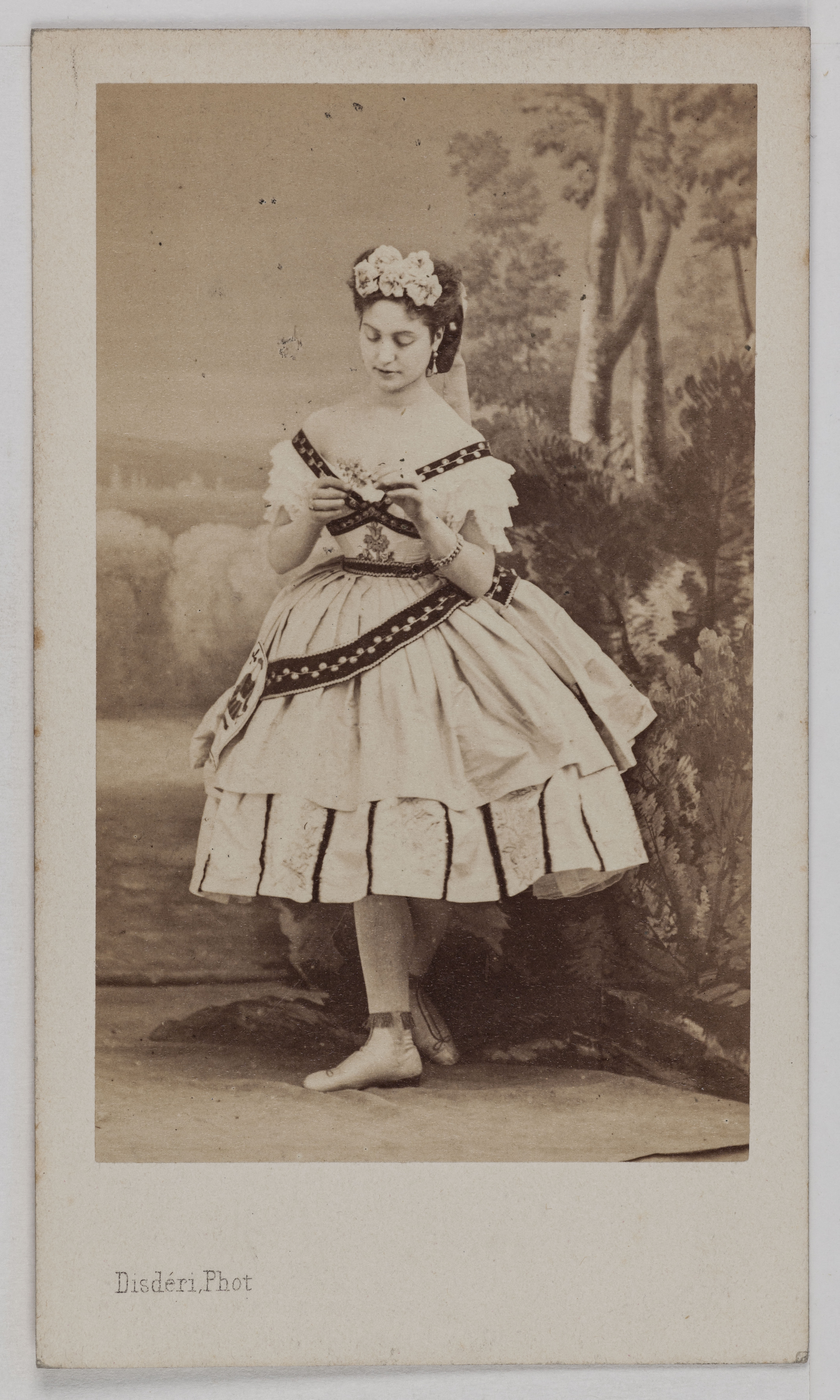 André-Adolphe-Eugène Disdéri, Portrait de Volter (Wolter ou Walter ?; aînée ou Aimée ?), danseuse à l'Opéra.