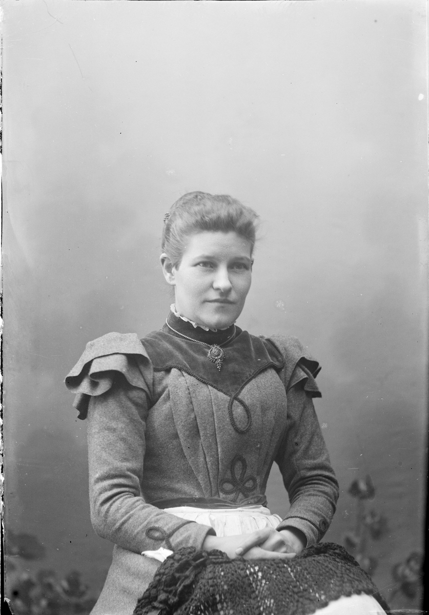 Henri Osti's Fotografiateliér, Ateljéporträtt - Emma Osti, Uppsala före 1914