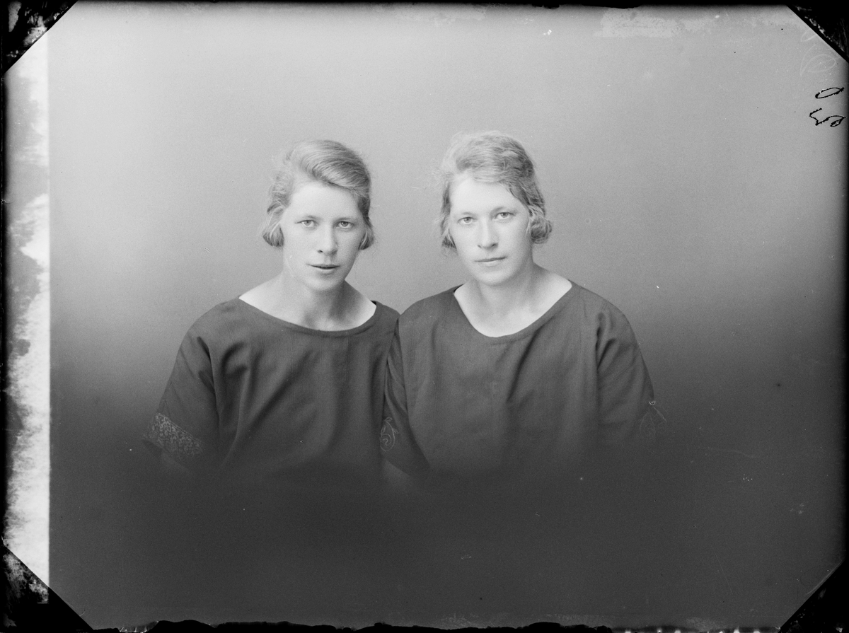 Skötsner-Edhlund, Ateljé Portrait - Two Women, Östhammar, Uppland 1926