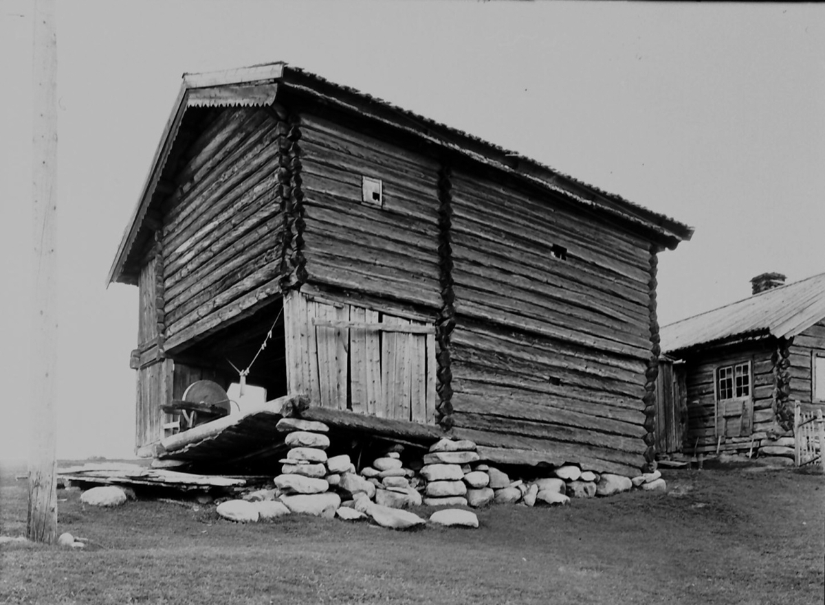 Nordiska Museet, Loftsbur fra baksida, S. Bjøntegård, Ø. Rendal 1927.