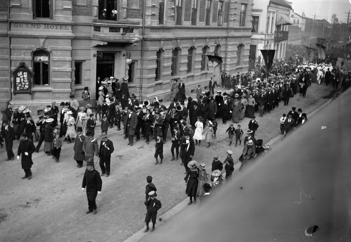 Johannes Larsen Alhaug, Borgertoget 17. mai 1904 ved Grand Hotell, Hamar.
