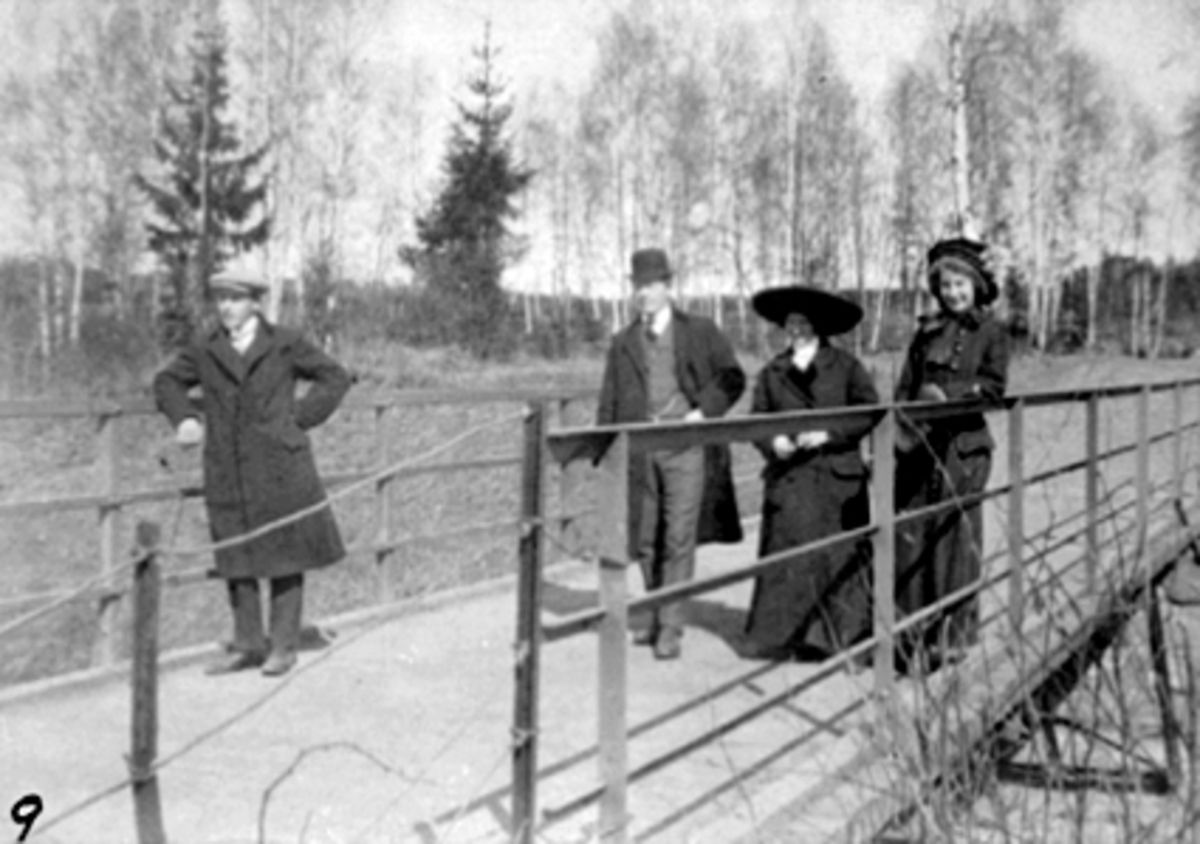 Anno Domkirkeodden, GRUPPE 4 PÅ BISPEBRUA, TIL HØYRE: KIRSTEN FLAGSTAD, JERNBANEBRUA VED BISPEN