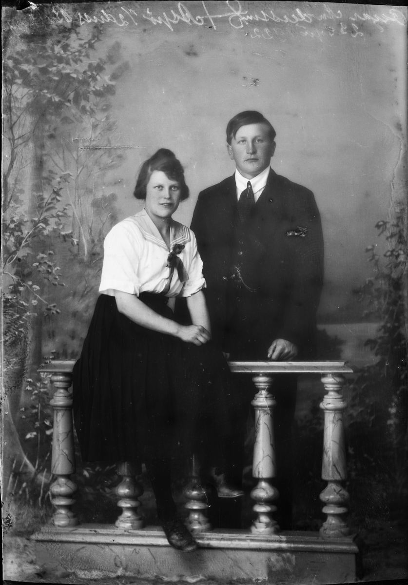Skötsner-Edhlund, Oscar Andersson and woman from Aspö, Börstil parish, Uppland 1922