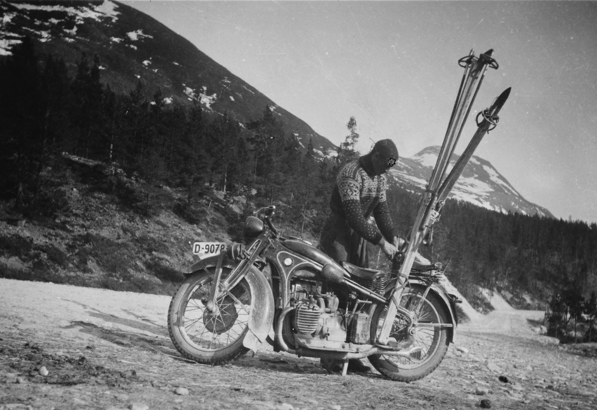 Ukjent, Mann med motorsykkel og ski på bagasjebrettet