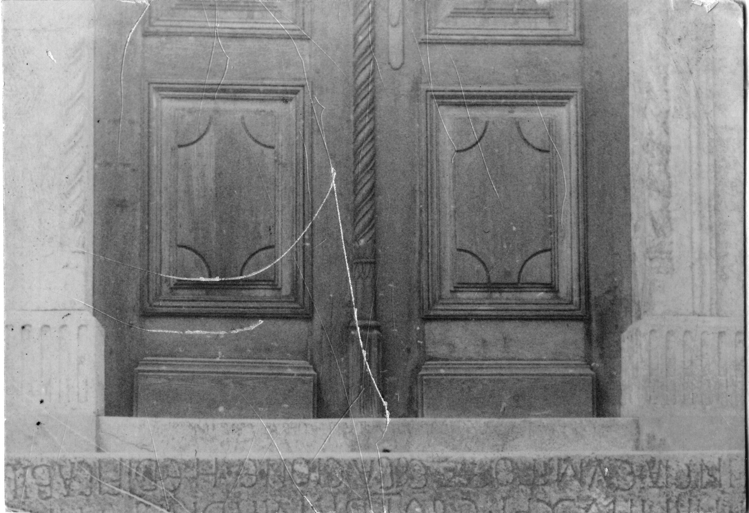 Branko Fučić, Rab, crkva sv. Andrije, detalj vanjštine: natpis na stepenici ispod vratiju (upotrebljen kao spolija za stepenicu)