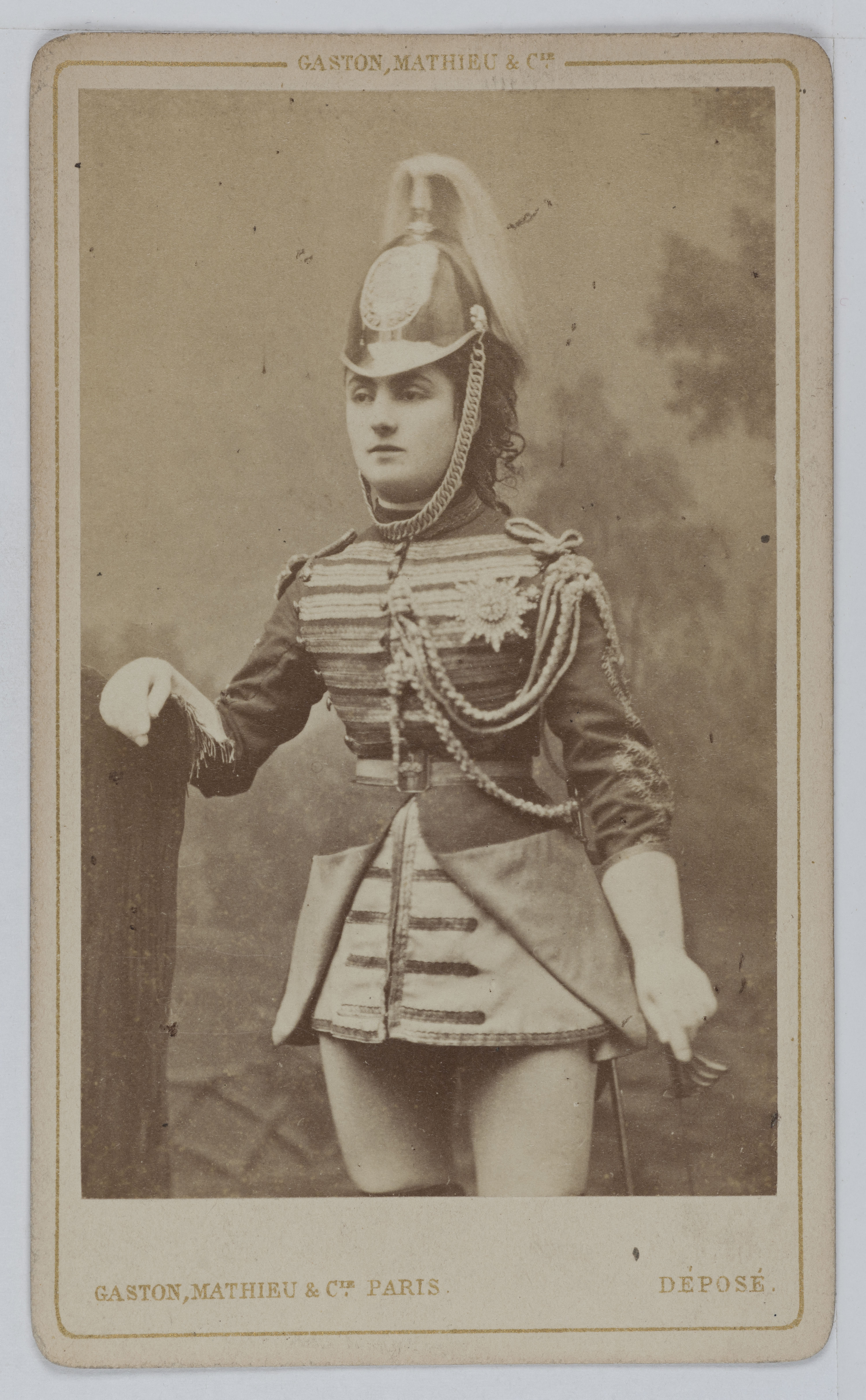 Mathieu & Cie Gaston, Portrait d'Augustine-Alexandrine Toulet (1849-1931), dite Alice Regnault, actrice de théâtre entre 1869 et 1880, dans son costume de Horse Guard pour la pièce, "Le Trône d'Ecosse".