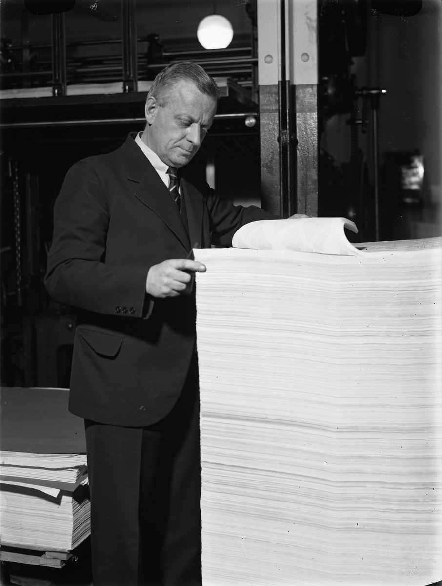 Paul Sandberg, Man vid pappersark, sannolikt på tryckeri, Uppsala 1937