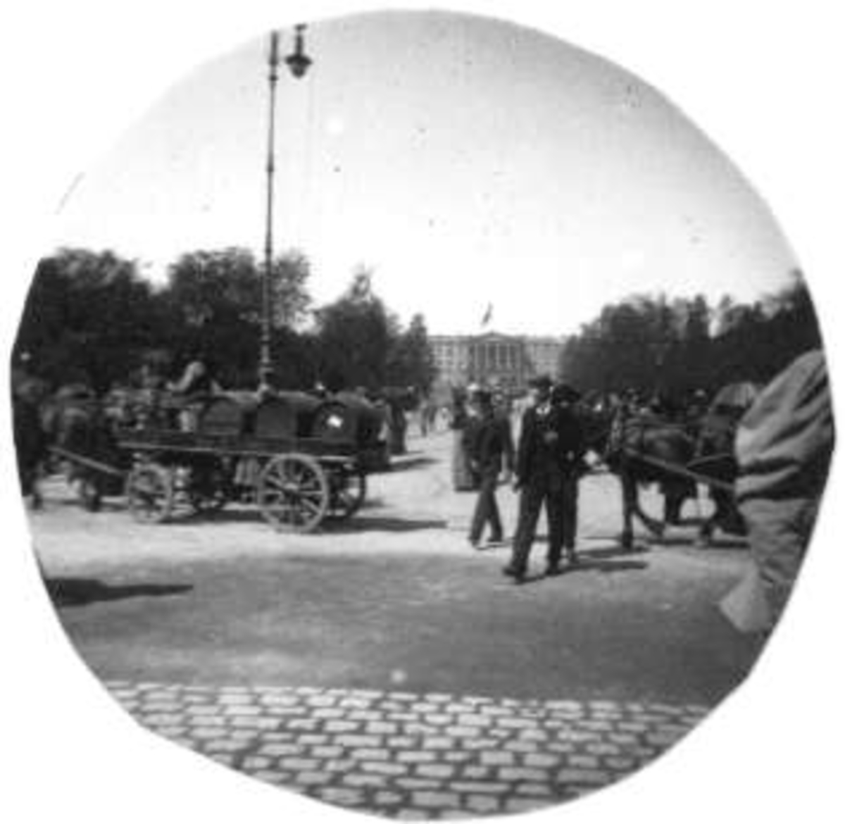 Fredrik Carl Mülertz Størmer, Karl Johans gate, Oslo 1893-97. Mennesker og hestekjøretøy i gata.