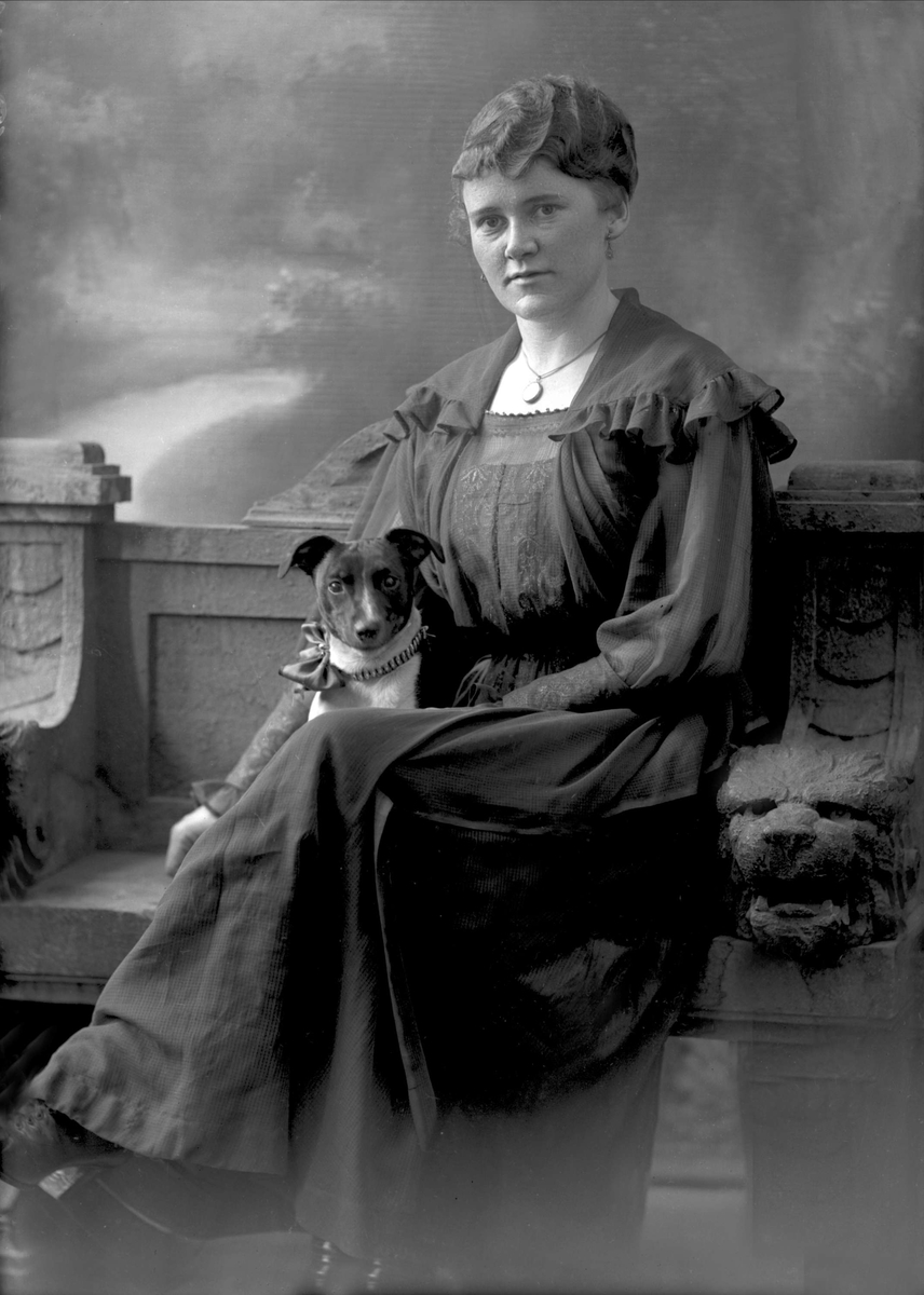 Gustav Borgen, Portrett, kvinne med hund. Frøken Inga Gundersen.