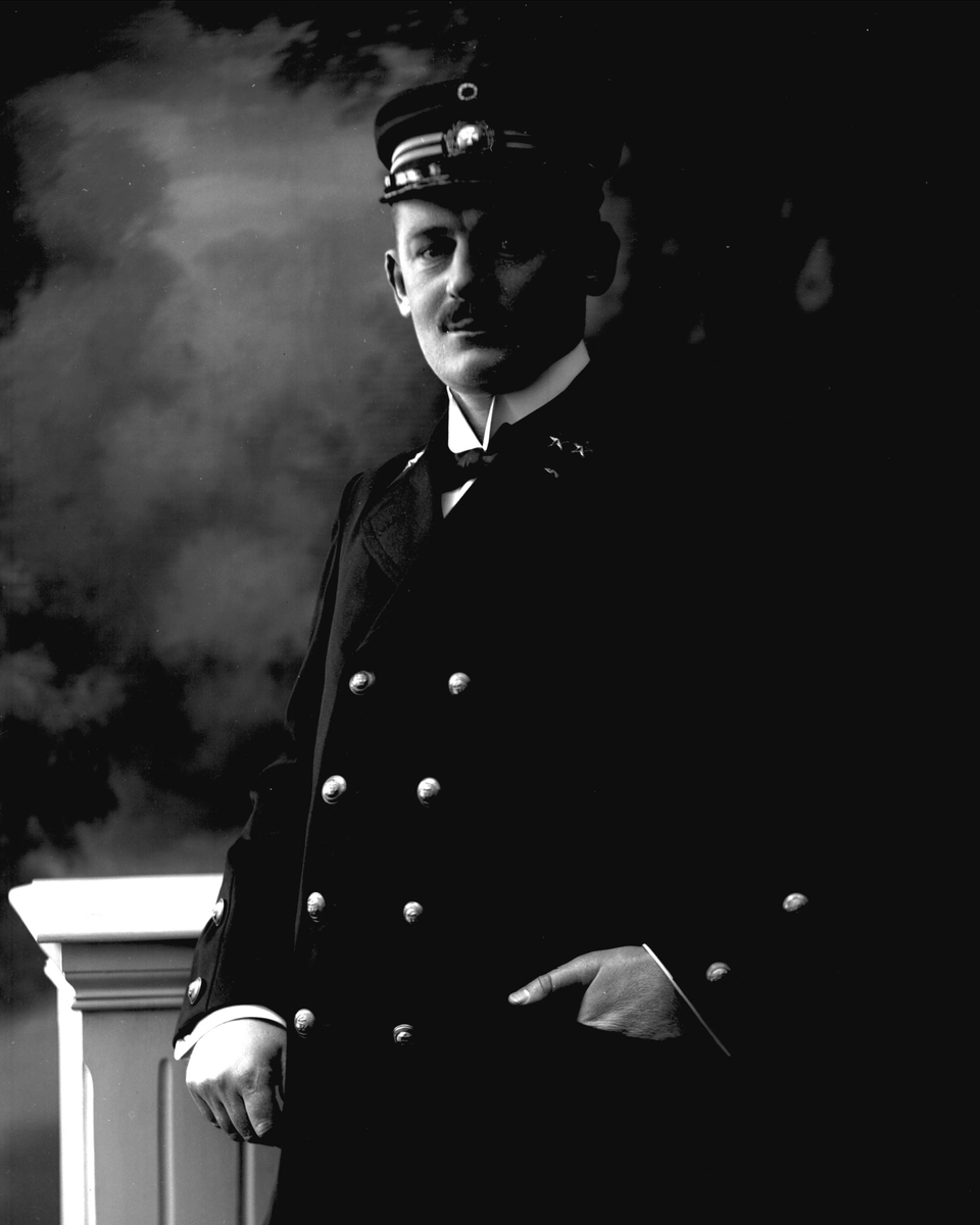 Gustav Borgen, Portrett, styrmann Mecklenburg i uniform.