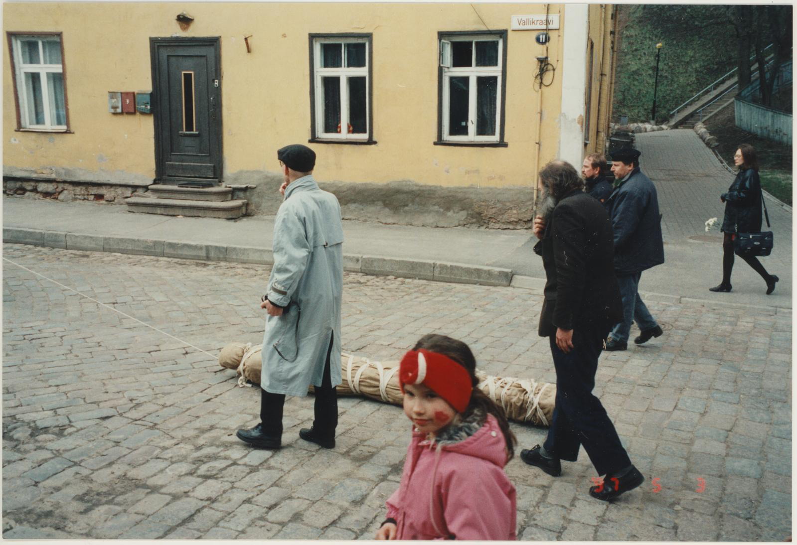 Raivo (depicted) Kelomees, TÜ kunstikabineti näituse "Let's go" avamine TKM-is 03.05.1997. Rongkäik Vallikraavi tänaval