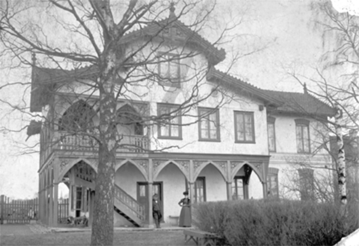 Anno Domkirkeodden, Eksteriør Frydenlund, Frangsgården, Høiensalgata 34, Herman Frang og fru Frang foran inngangen. Huset ble bygget i 1878.