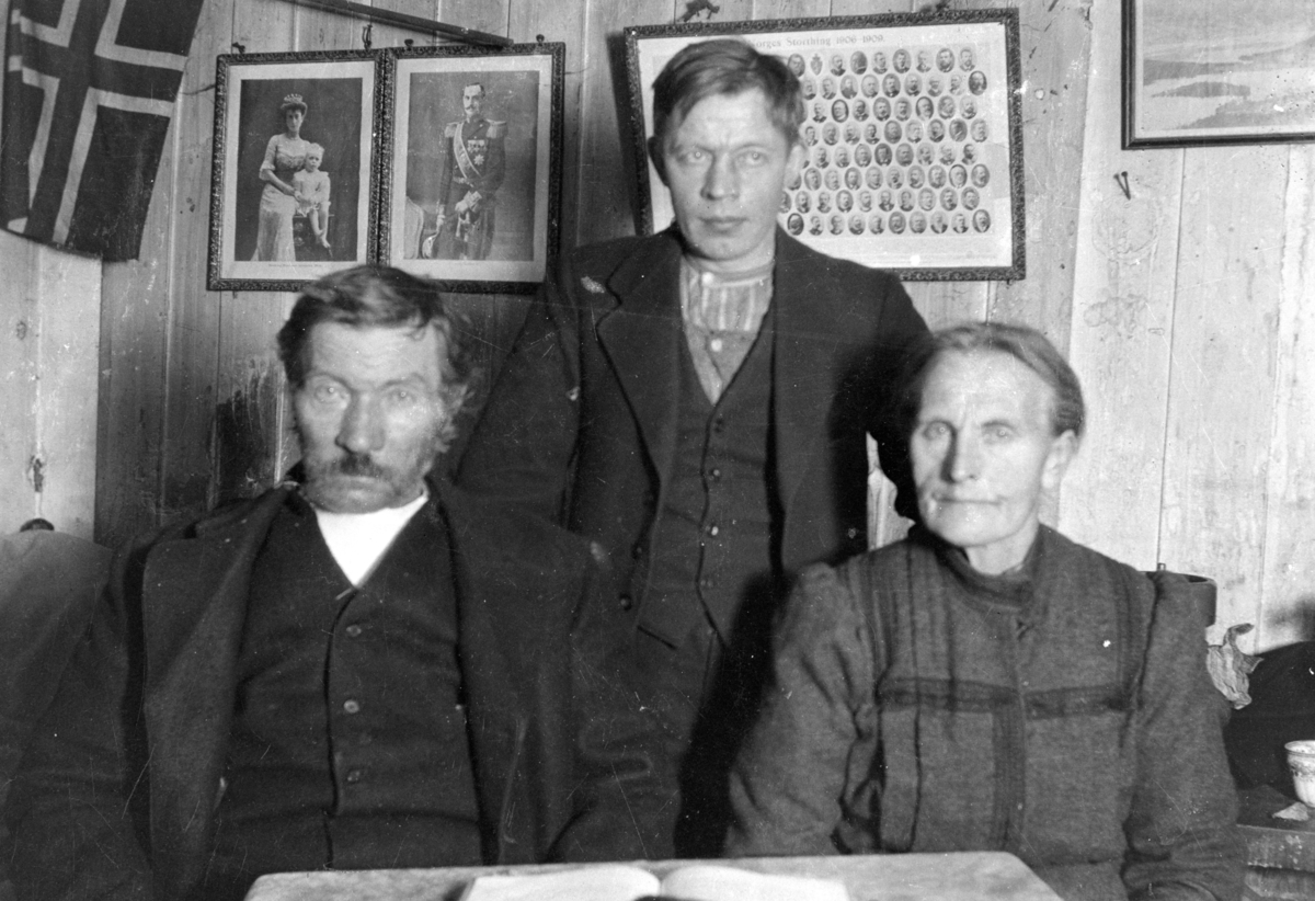 Engebret Dalen Olsen, Ola (1858-1919) og Marit Dalen (1858-1927), i midten sønnen Oskar eller Engebret, Høgda/Skalmerudhøgda, Stavsjø, Hedmark.