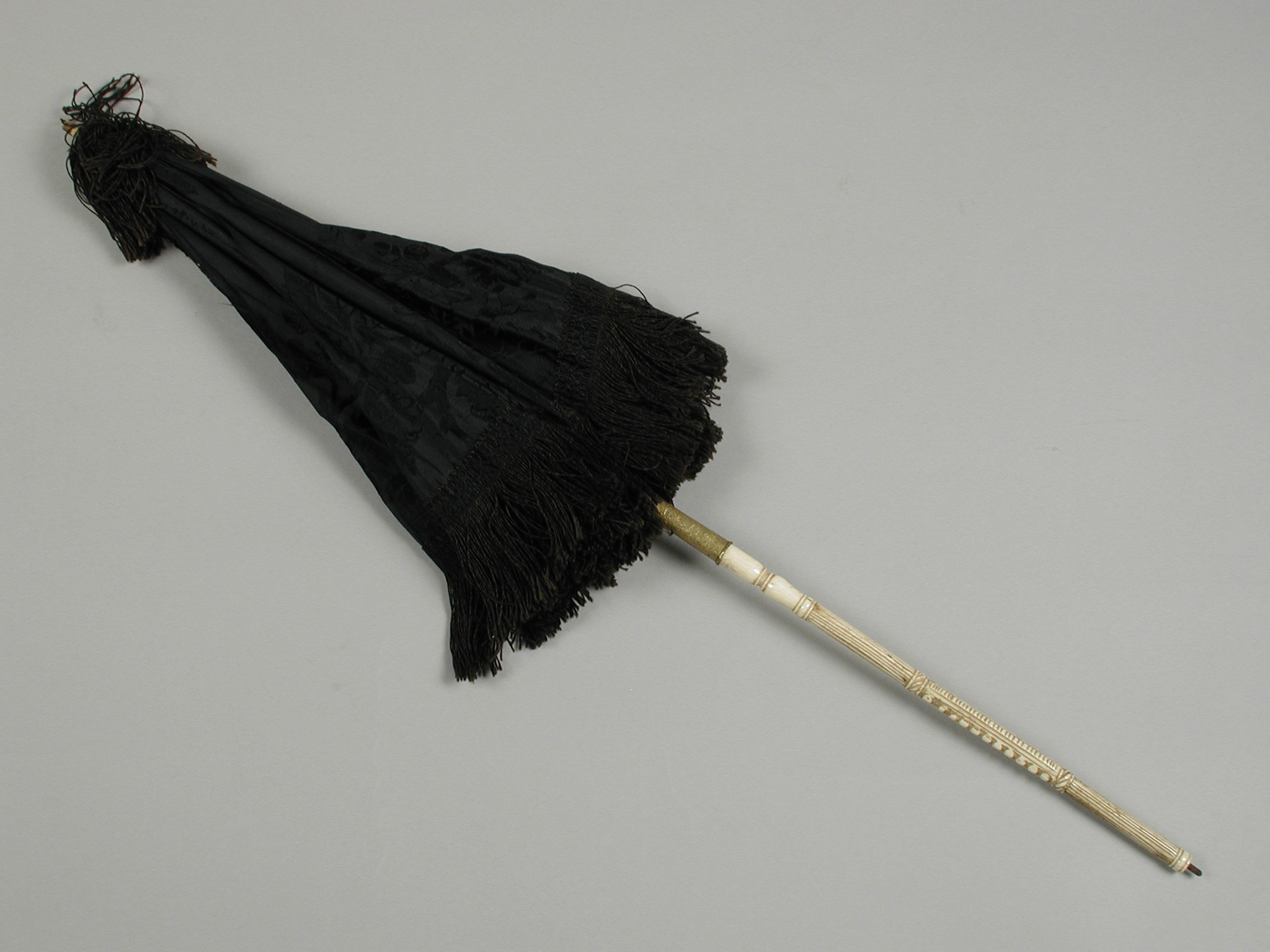 Unknown artist, Rijtuigparasol, bekleding van zwarte zijde afgezet met franje, bewerkt ivoor aan de steel