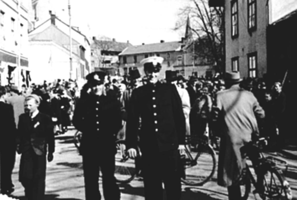 Anno Domkirkeodden, 2 POLITIMENN, TORGGT. , MYE FOLK, FLAGG, SYKKEL
