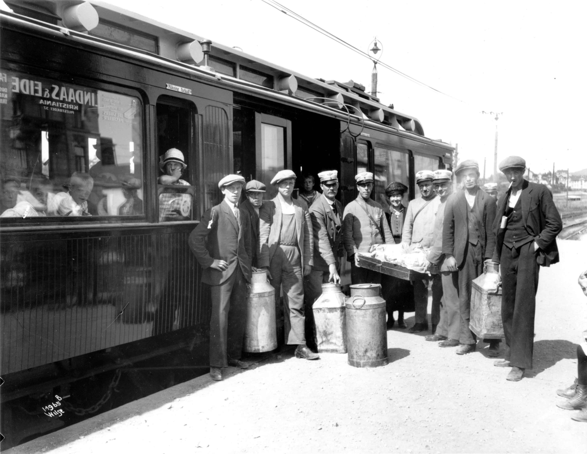 Anders Beer Wilse, Utflukt med Inga Bjørnson ved avreisen fra Majorstua stasjon. Barna på trikken, banen, kikker ut av vinduene på menn med melkespann, stående på perrongen
