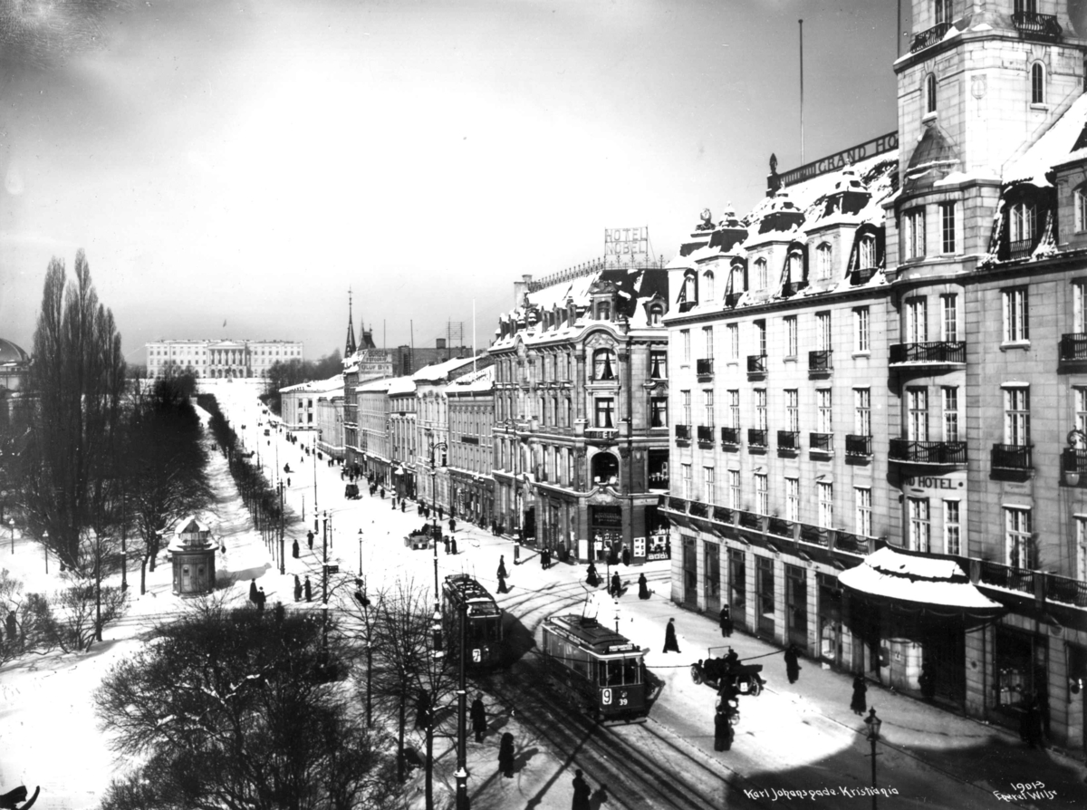 Anders Beer Wilse, Karl Johans gate, Oslo 1917. Vinterbilde av gata med trikker, sett fra Grand Hotell mot Slottet.