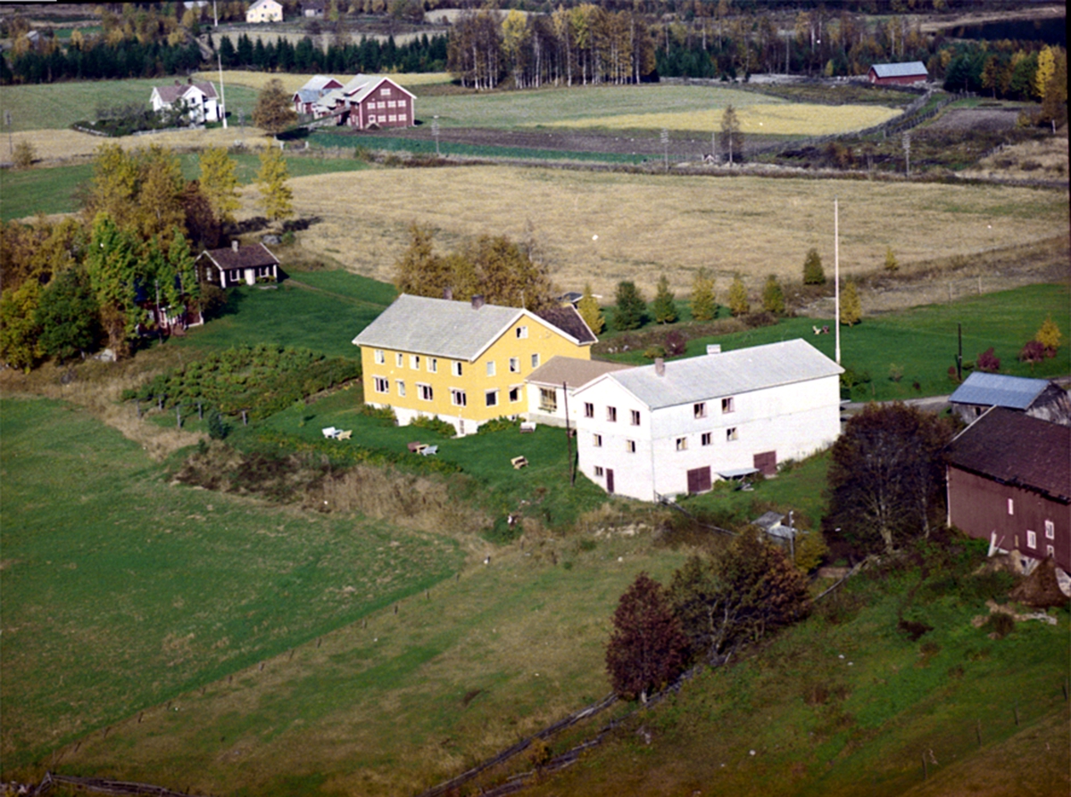 Widerøes Flyveselskap A/S, FLYFOTO HARASET SØNDRE, LEIERSTED, VALLSET