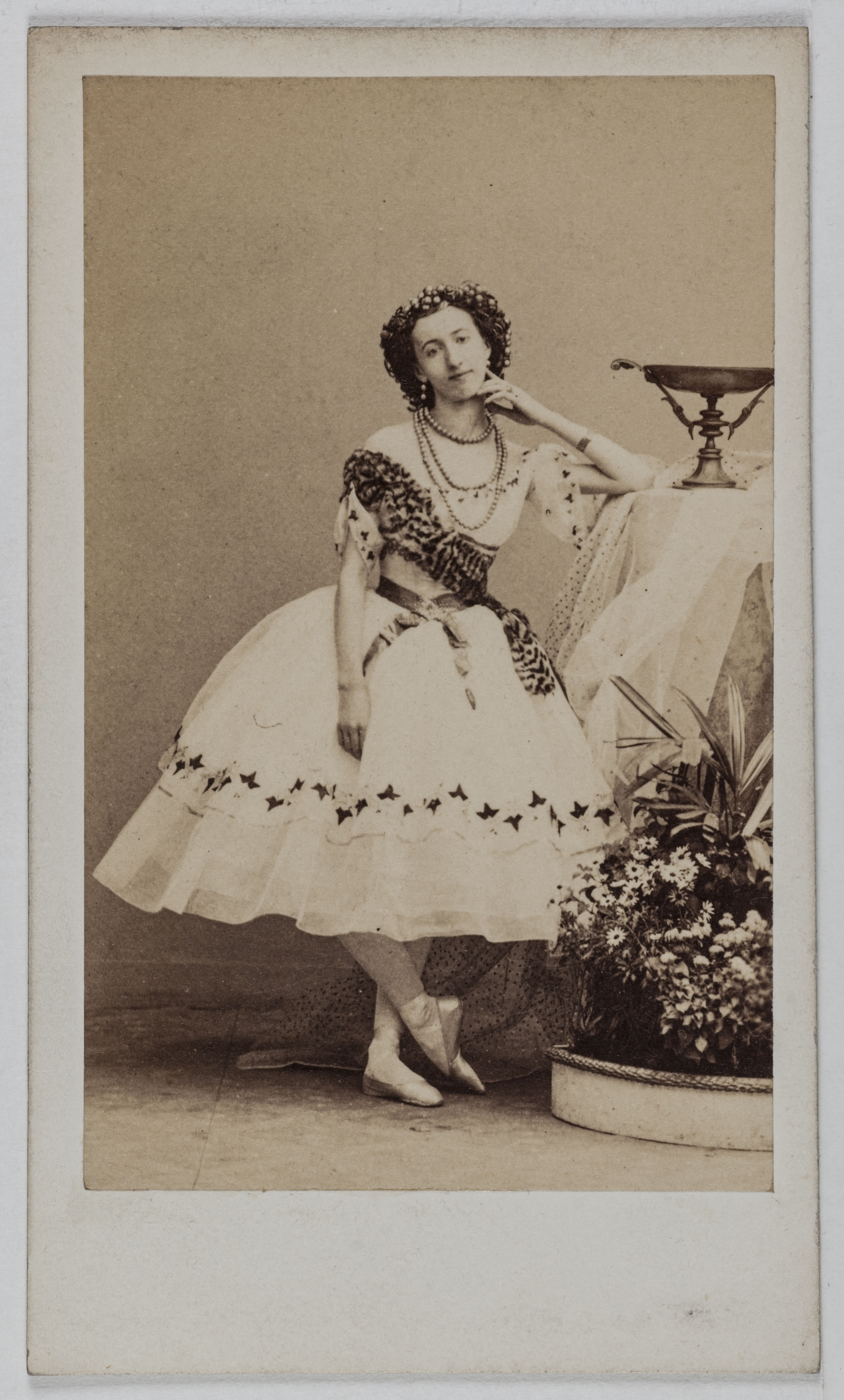Disderi & Cie, Portrait de Livry Emma, (née Jeanne-Emma Emarot), (1842-1863), (danseuse)