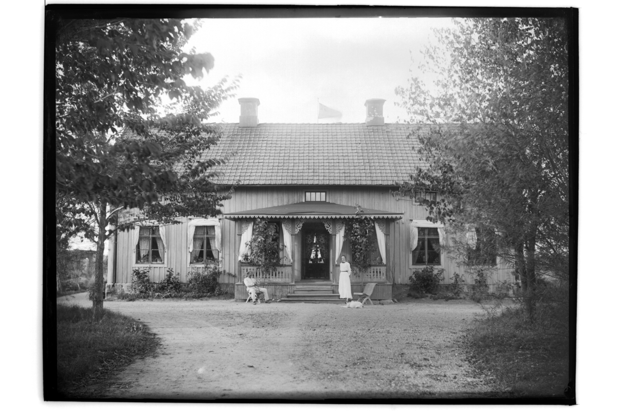 Samuel Lindskog, Bostadshus, gård. 2 personer. C. Wallin