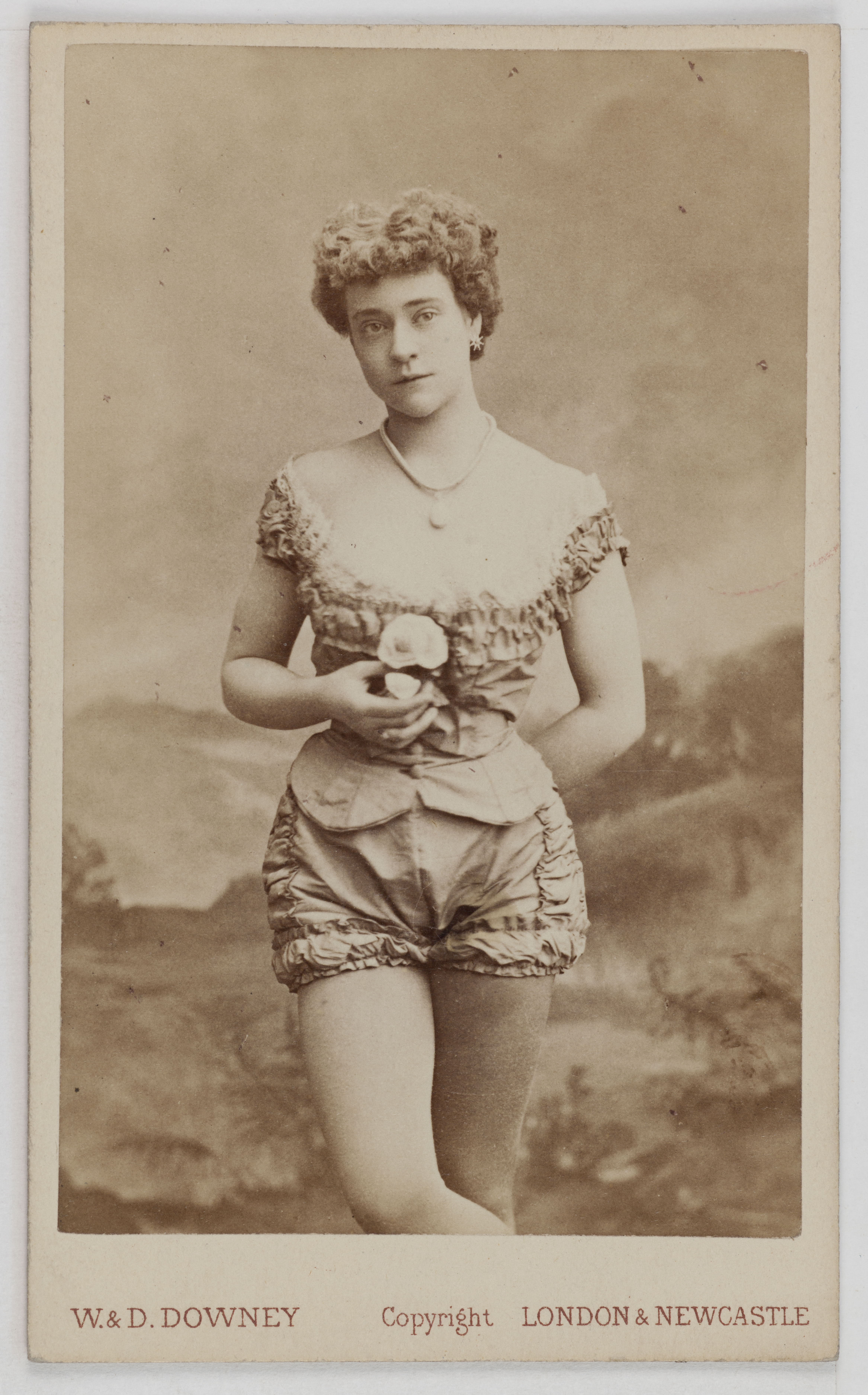 W. & D. Downey, Portrait de Zazel, actrice en 1877.