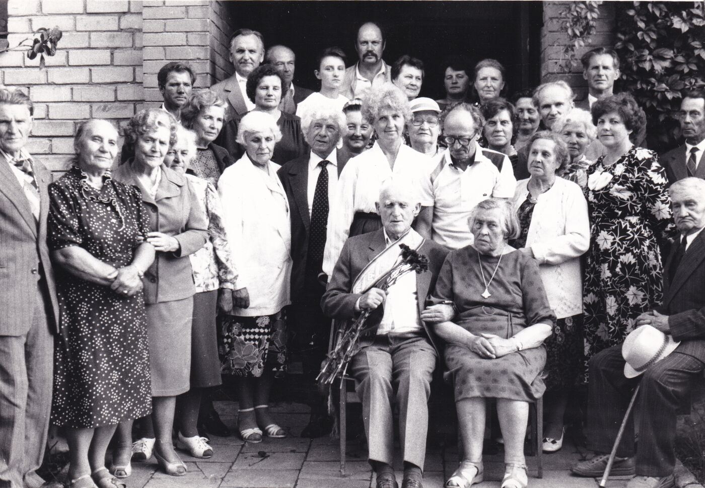 Nežinomas XX a. II p. fotografas, Tauragės mokytojų seminarijos istorijos mokytojas Juozas Mičiulis 90-mečio proga su savo mokiniais ir giminaičiais