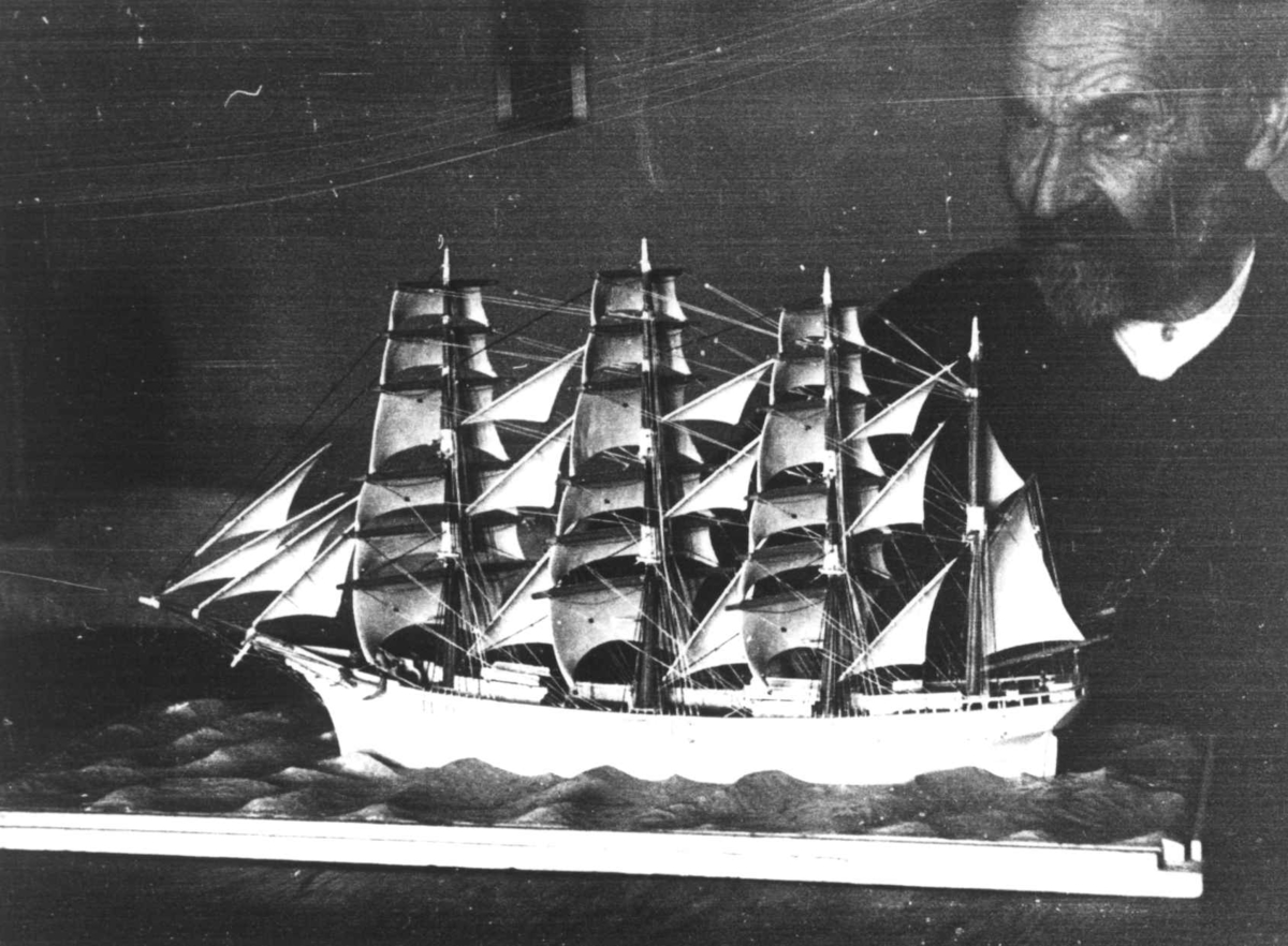 Anna Grostøl, Kristian Egeland og hans selvbygde skutemodell. Egeland, Lista, Farsund, Vest-Agder 1941.