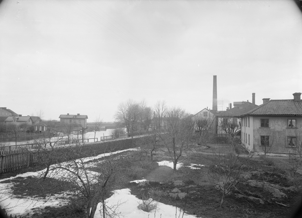 Henri Osti's Fotografiateliér, Upsala Ångqvarns Aktiebolags Bränneri- och Pressjästfabrik, kvarteret Edda, Svartbäcken, Uppsala 1898