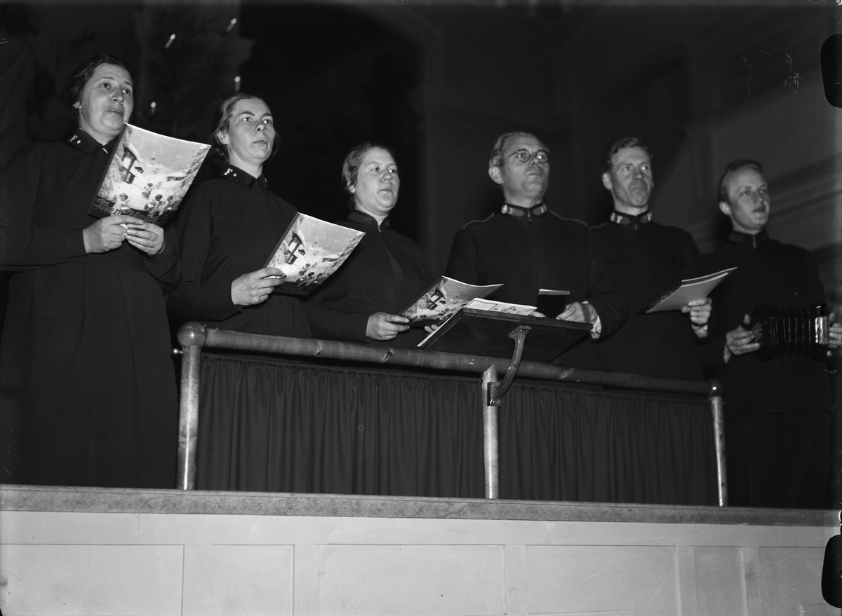 Paul Sandberg, Medlemmar i Frälsningsarmén sjunger julpsalmer, S:t Persgatan 20
