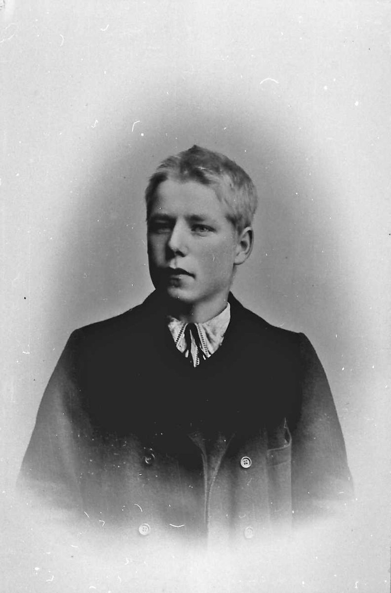 Jan Erik Øvergård, Portrett av ung mann