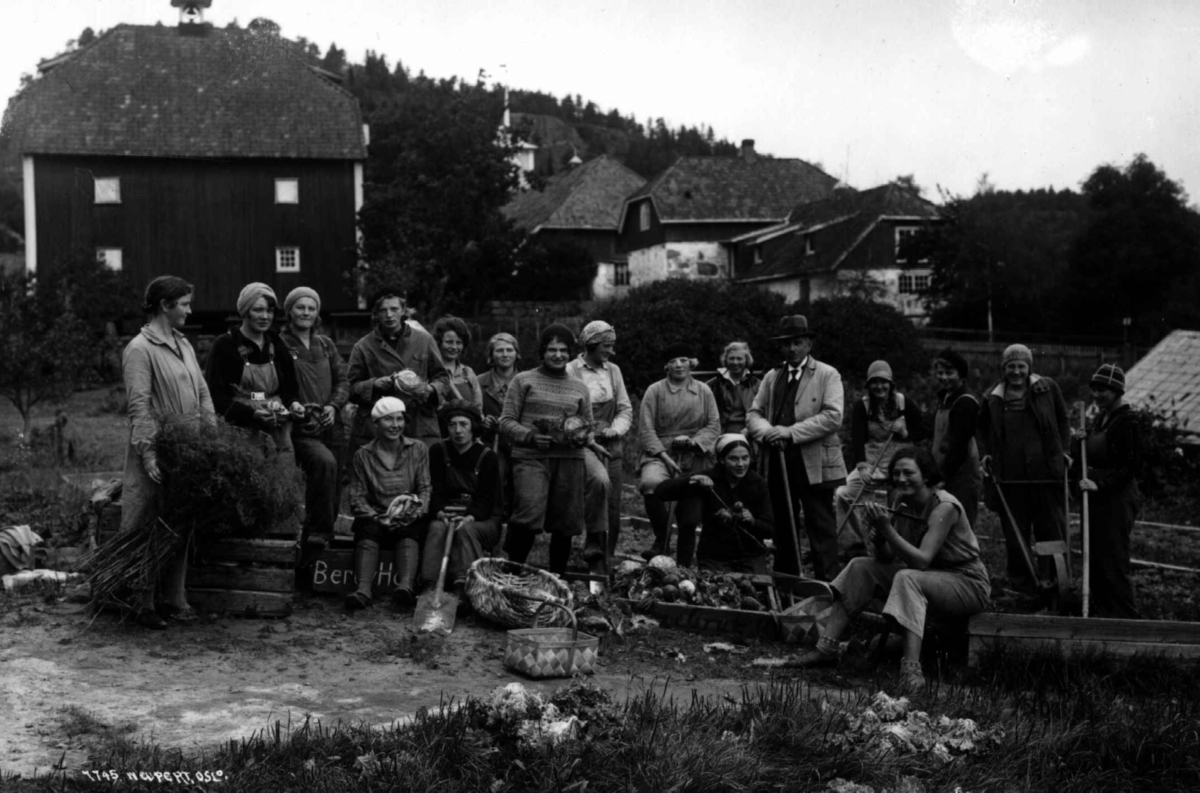 Hermann Christian Neupert, Berby gård, Idd, Østfold. Hagebruksskole for kvinner 1901-1938. Gruppebilde av elever og lærere. Innhøsting. Gårdsbygningene i bakgrunnen.