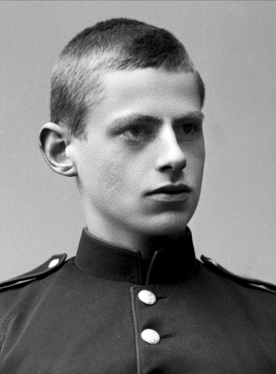 Gustav Borgen, Portrett, mann i kadettuniform.