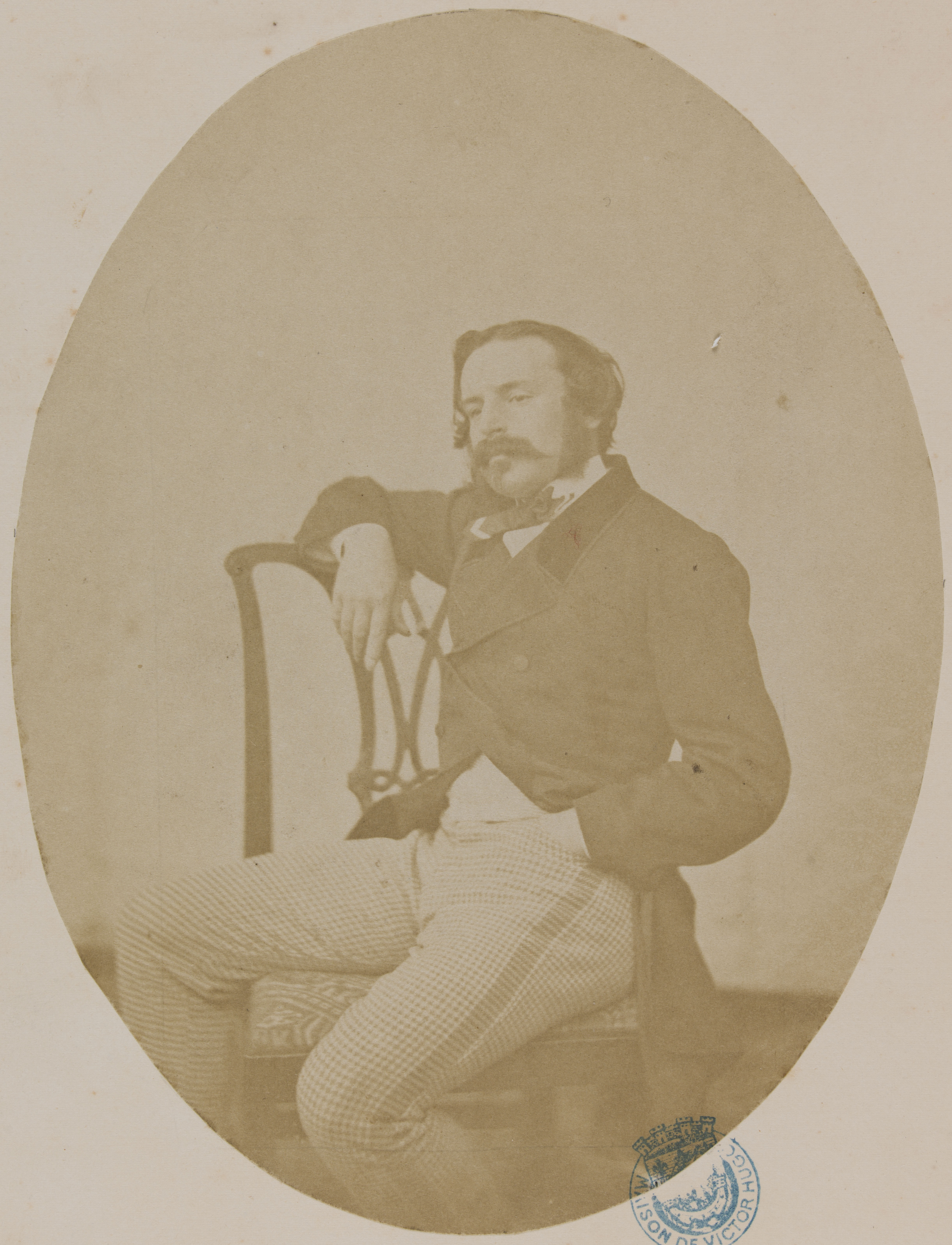 Anonyme, François-Victor Hugo assis