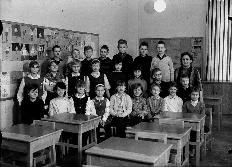 Unknown artist, Classroom interior, 23 schoolchildren with teachers.