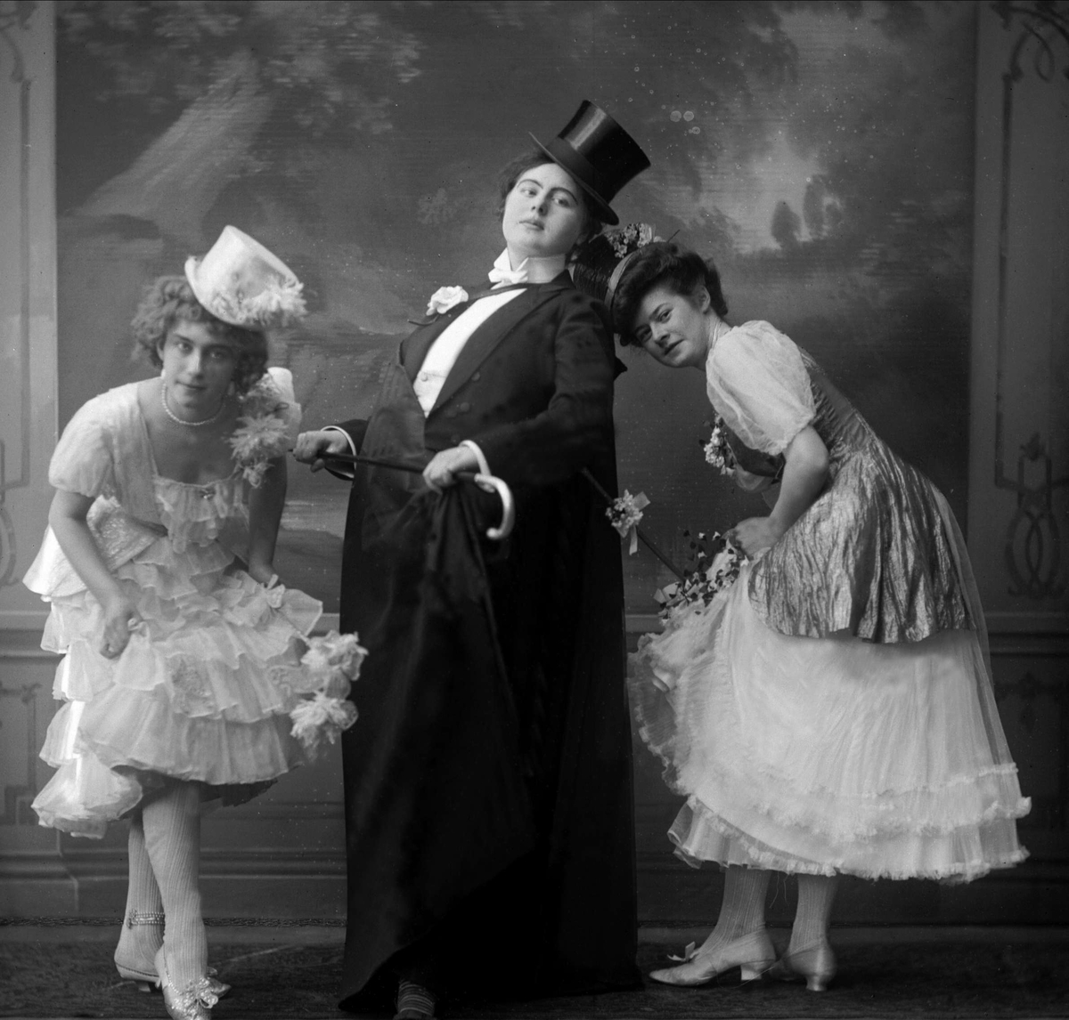 Gustav Borgen, Gruppeportrett, tre kvinner utkledt, antatt gjester fra kostymeballet på Drammensveien 99, Oslo i 1908.