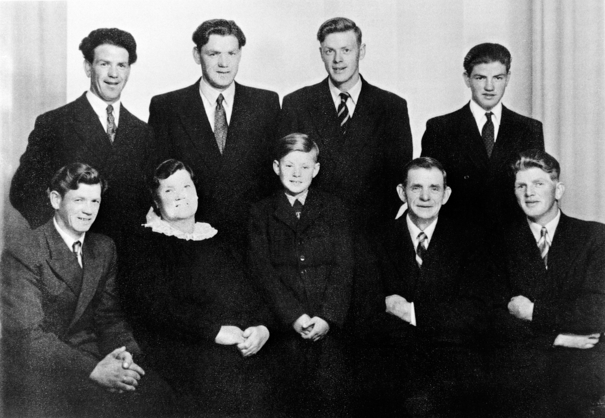 Anno Domkirkeodden, FAMILIEGRUPPE 9: ENGER, BAK FRA VENSTRE: THORSTEIN, ASBJØRN ODD OG KJELL, FORAN FRA VENSTRE: LEIF, ANNA, HÅKON, OLAF OG MELVIN ENGER. Det er noe usikkerhet knyttet til rekkefølgen på navnene. Vi har fått inn opplysninger som sier at nr tre fra venstre bak er Olaf Enger. Og nr tre fra venstre foran …