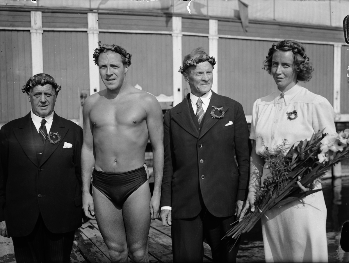 Paul Sandberg, “The swimming teachers A. Roos and Svea Waernborg flanking promoter Lieutenant Colonel Hj. Ekstedt, and Norwegian E. Stormoen, primus” at swimming promotion on Fyrisbadet