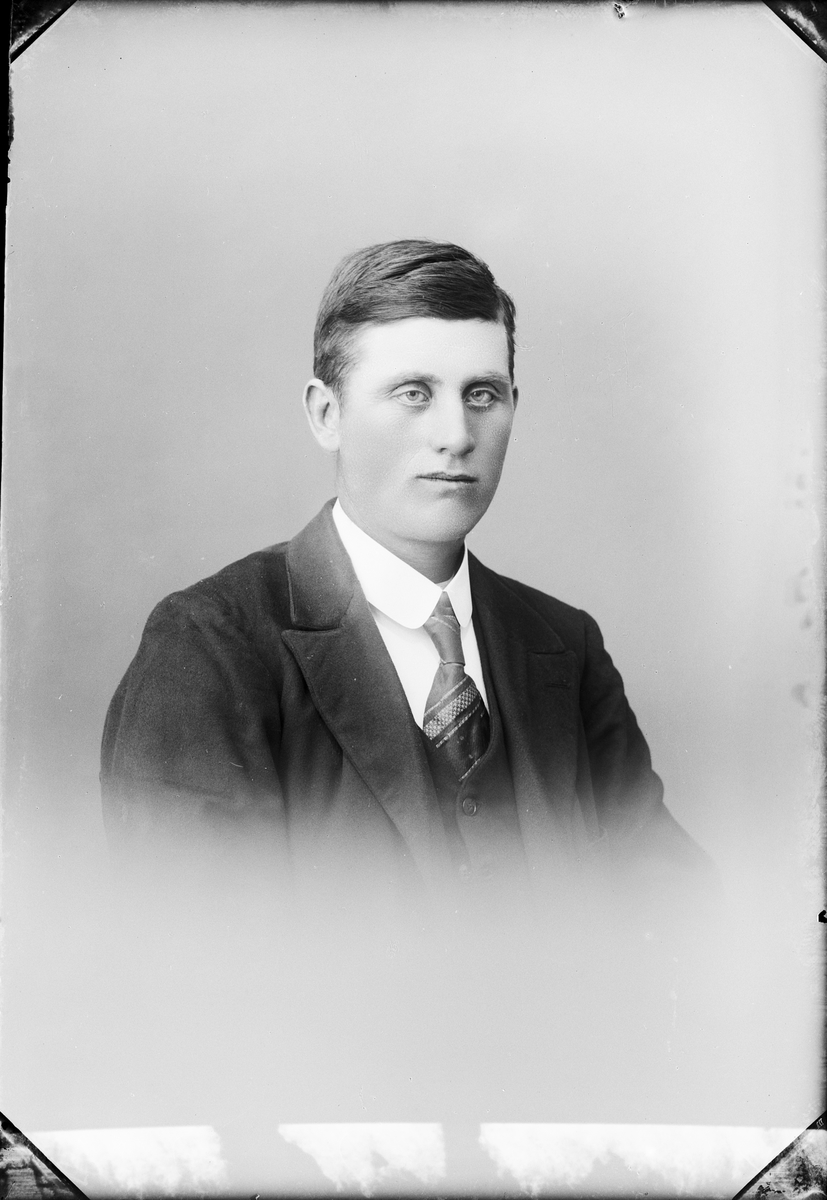 Skötsner-Edhlund, Ateljé Portrait - Birger Lövberg from Risinge, HökA, Uppland 1926