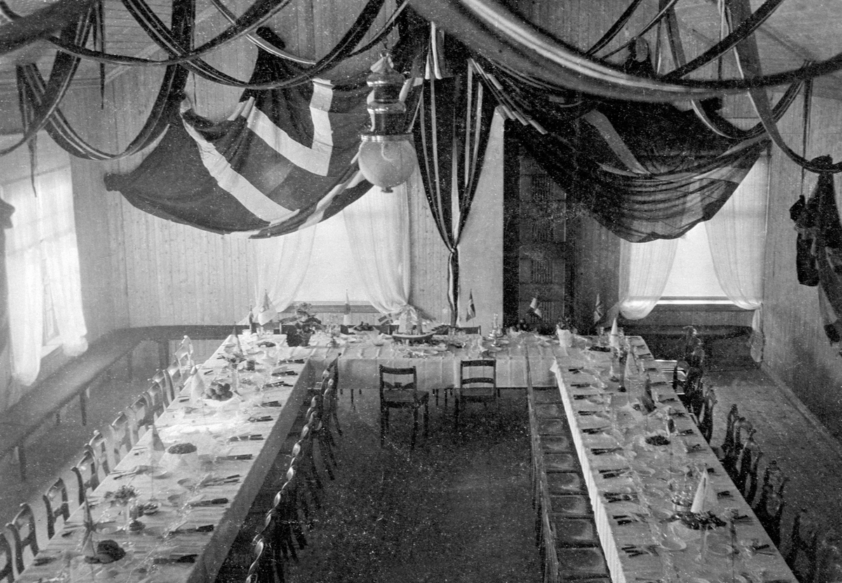 Anno Domkirkeodden, INTERIØR: ELVERHØI, DEKKET TIL FESTMIDDAG I ANLEDNING SJØKAPTEIN ANDERS HARBOE REE, REDNINGSDÅD, ST. OLAV. , OTTESTAD, SJØKAPTEIN ANDERS HARBOE-REE HAVARERTE MED SLEFANGSTSKUTE OG ET MANNSKAP PÅ 13 I SØRISHAVET. HAN FIKK ALLE HJEM I LIVE OG BLE TILDELT ST. OLAVS ORDEN FOR HELTEDÅDEN. SE FORØVRIG AR…