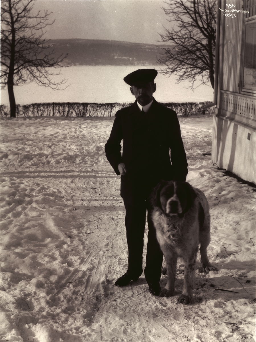 Anders Beer Wilse, Prot: Roald Amundsen - med sin hund ? 7/3 1909