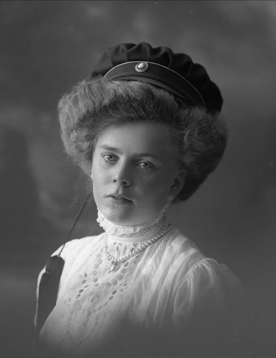 Gustav Borgen, Portrett, kvinne med studentlue. Hjørdis Dannevig.