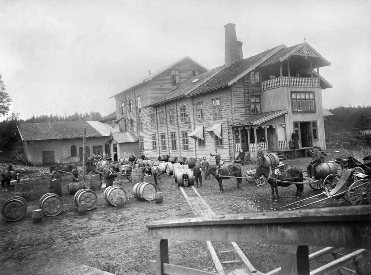 Anno Domkirkeodden, EKSTR: LØITEN BRÆNDERI, LØTEN BRENNERI, HESTER, FOLK, SPRITTØNNER, SPRITFAT, TRANSPORT