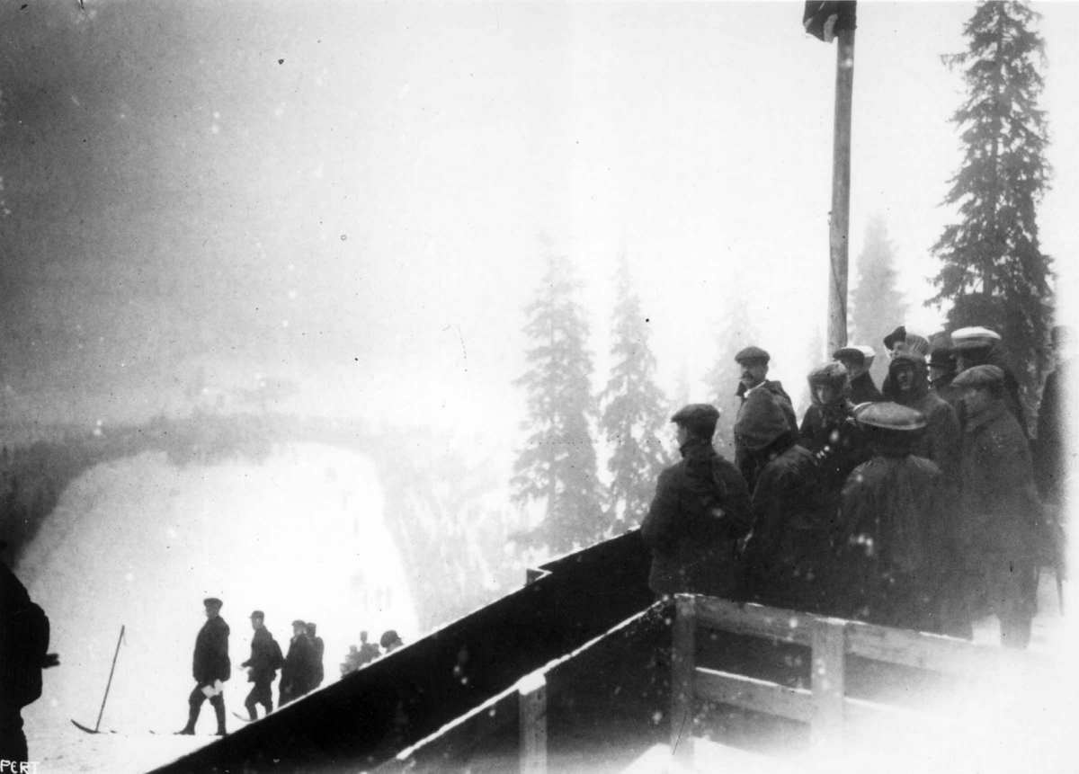 Hermann Christian Neupert, Holmenkollrenn, Oslo. 1910. Vintermotiv. Fra hoppbakken. Tåke. Tilskuere.