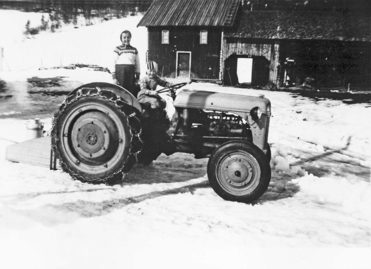 Rachel Haarseth, Traktor, personer, klær, fjøs/låvebygning.