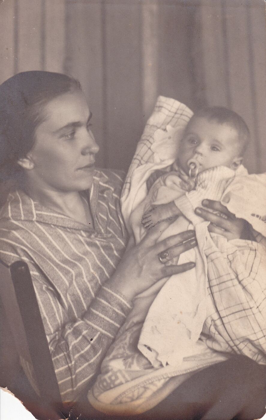 Nežinomas XX a. I p. fotografas, Mama su kūdikiu