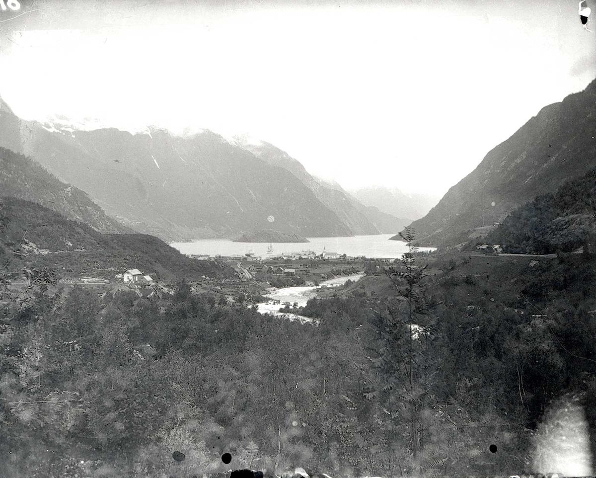 Tom Kent, Bilde tatt inne fra dalen mot Odda og fjorden.